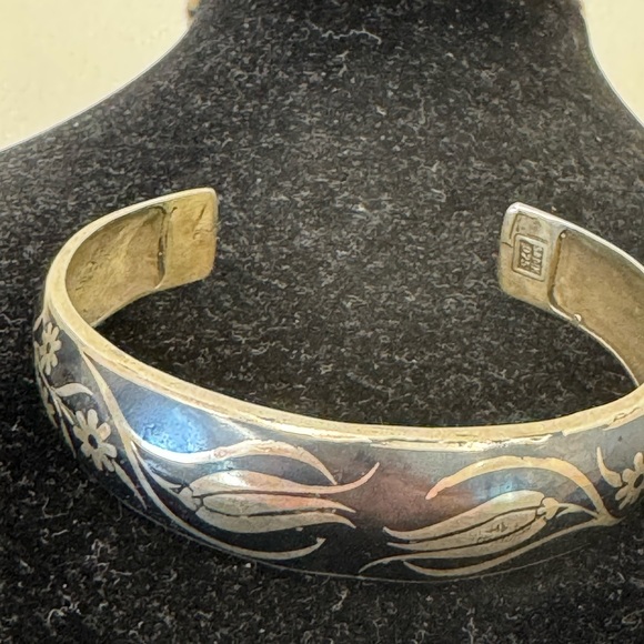 Turkish handmade tulip pattern sleek silver bracelet. - Picture 3 of 3